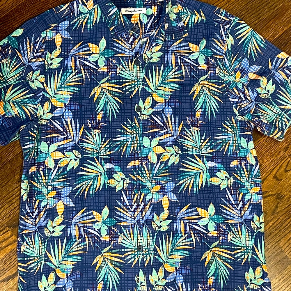Tommy Bahama Mens SZ LG blue Hawaiian Short sleeve button-up. No signs of wear
